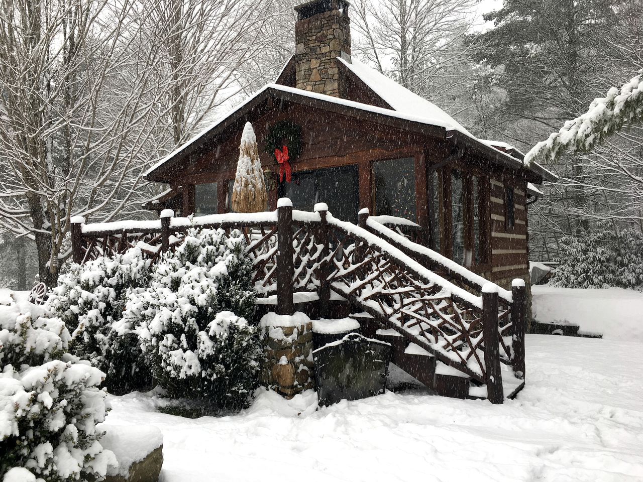 Gorgeous Log Cabin with Jacuzzi near the Blue Ridge Mountains, North Carolina