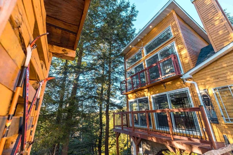 Cabins (Canada, Hawkesbury, Ontario)
