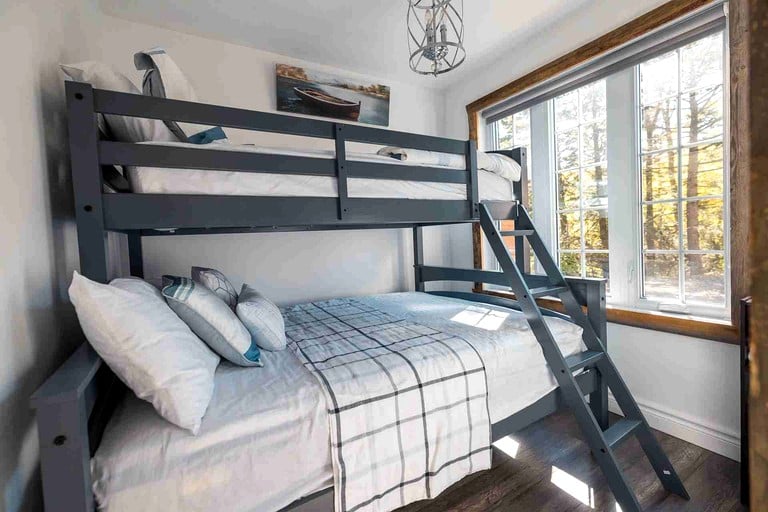 Cabins (Canada, Hawkesbury, Ontario)