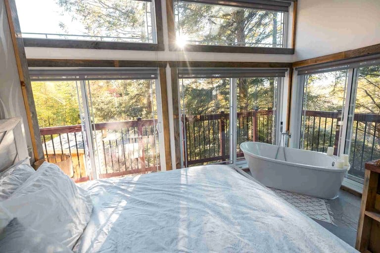 Cabins (Canada, Hawkesbury, Ontario)