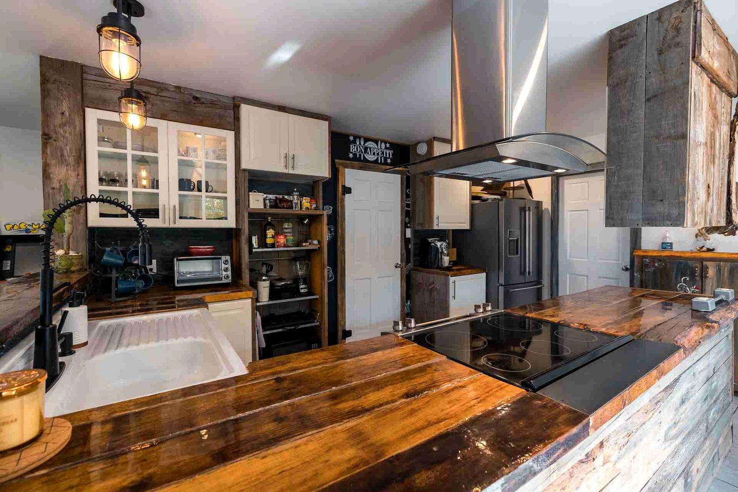 Gorgeous Luminous Cabin with Incredible Deck, Hot-Tub and Majestic Views in Quebec
