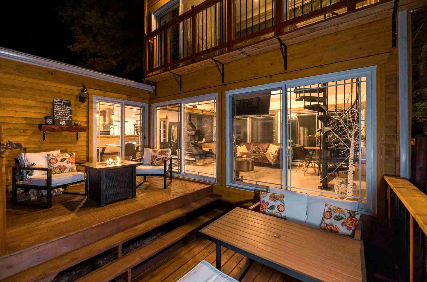 Gorgeous Luminous Cabin with Incredible Deck, Hot-Tub and Majestic Views in Quebec