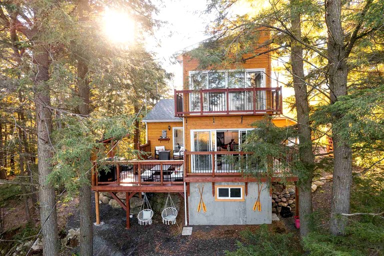 Cabins (Canada, Hawkesbury, Ontario)