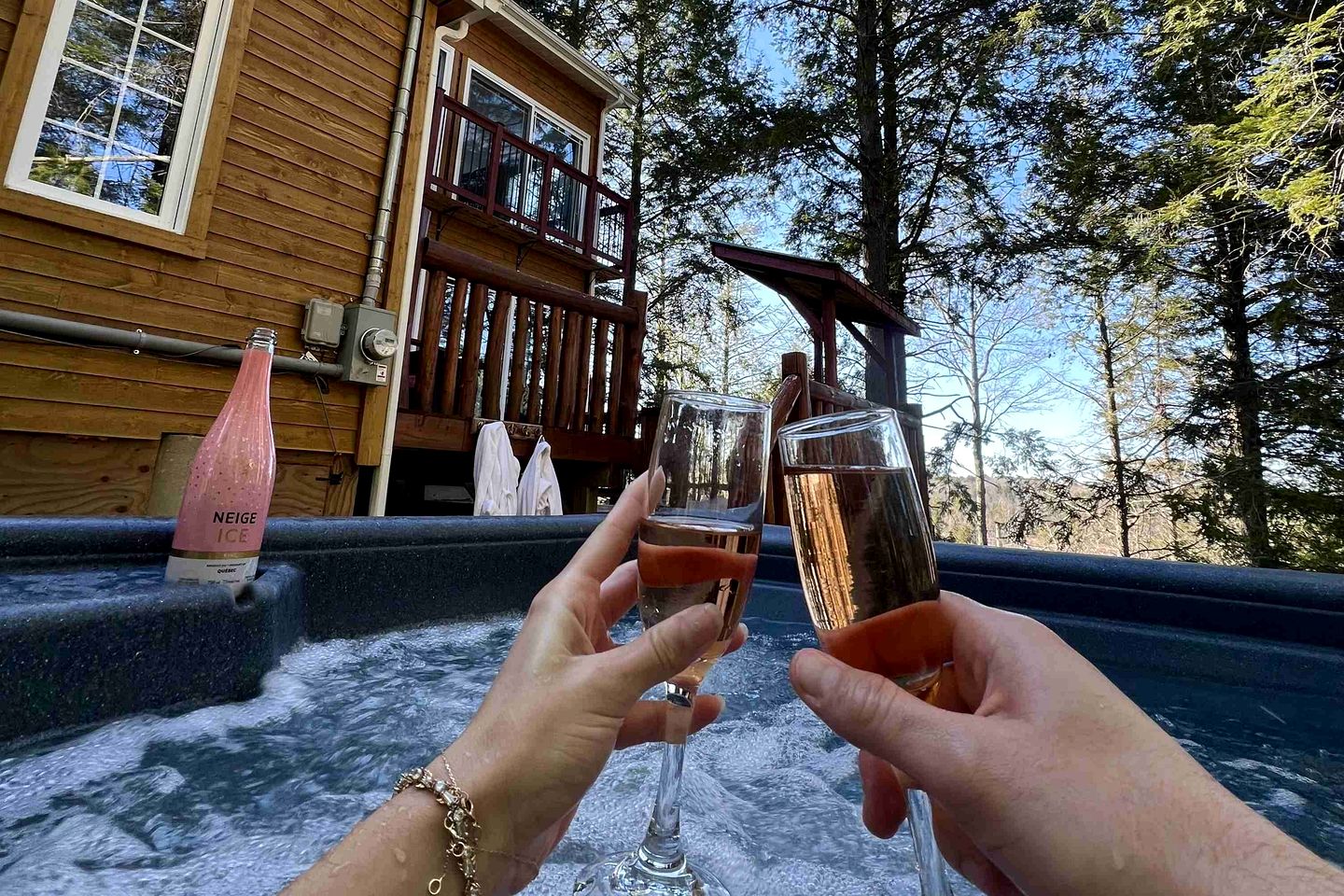 Gorgeous Luminous Cabin with Incredible Deck, Hot-Tub and Majestic Views in Quebec