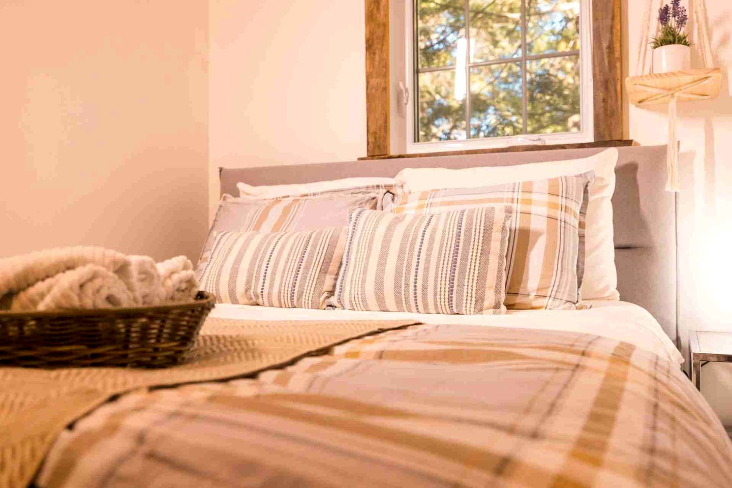 Gorgeous Luminous Cabin with Incredible Deck, Hot-Tub and Majestic Views in Quebec