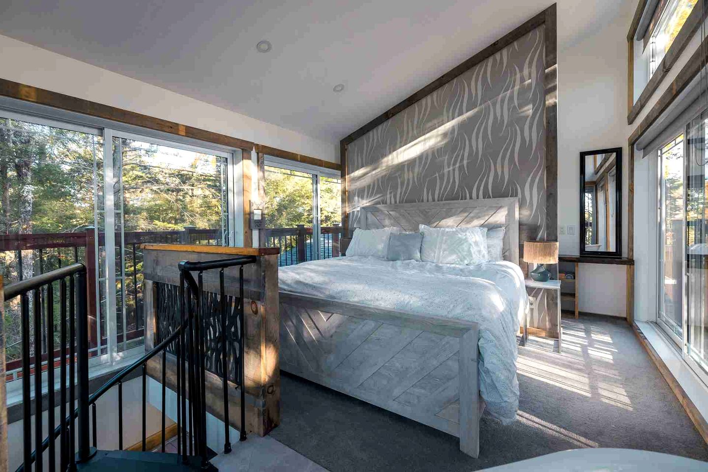 Gorgeous Luminous Cabin with Incredible Deck, Hot-Tub and Majestic Views in Quebec