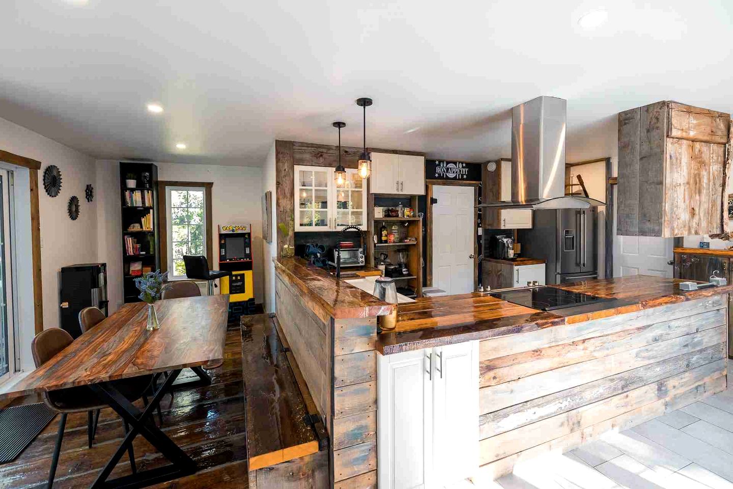 Gorgeous Luminous Cabin with Incredible Deck, Hot-Tub and Majestic Views in Quebec