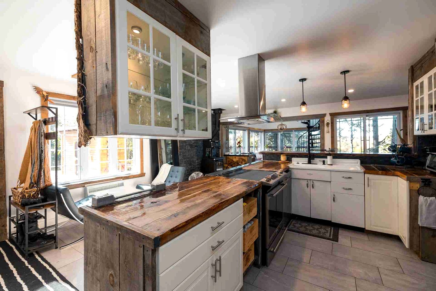 Gorgeous Luminous Cabin with Incredible Deck, Hot-Tub and Majestic Views in Quebec