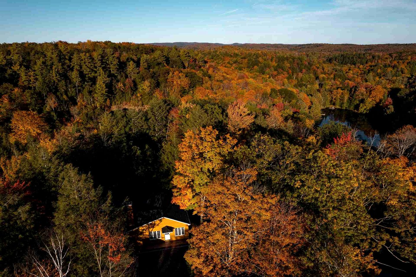 Gorgeous Luminous Cabin with Incredible Deck, Hot-Tub and Majestic Views in Quebec