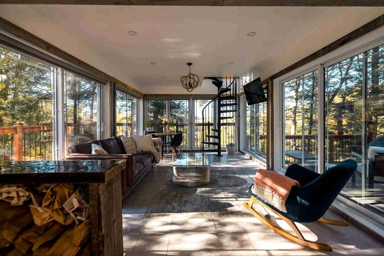 Cabins (Canada, Hawkesbury, Ontario)