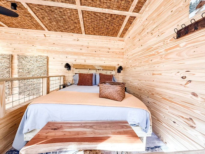 Cabins (United States of America, Henderson, North Carolina)