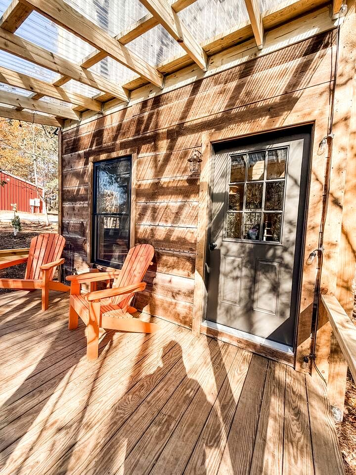 Gorgeous Modern Loft Cabin on a Working Farm by Kerrs Lake for a Unique Getaway near Henderson, North Carolina