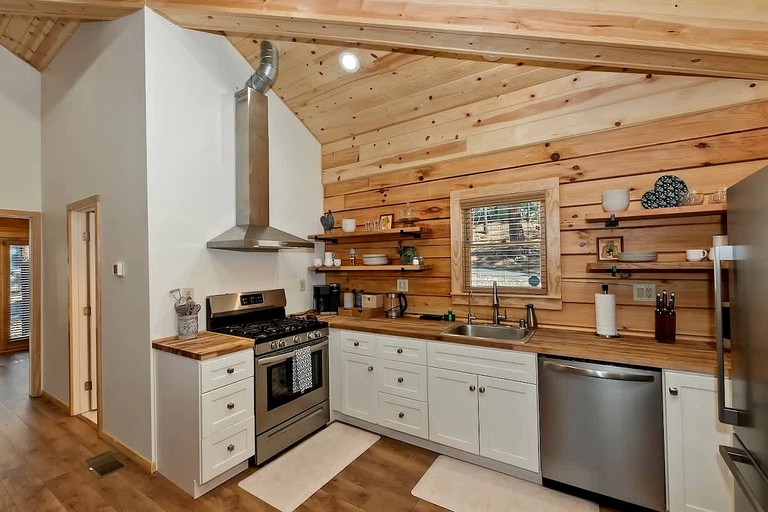 Log Cabins (United States of America, Big Bear, California)