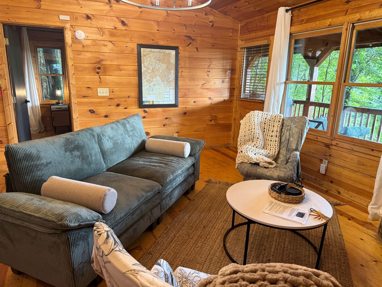 Gorgeous Mountain Cabin with Jacuzzi and Lovely Living Spaces in Georgia