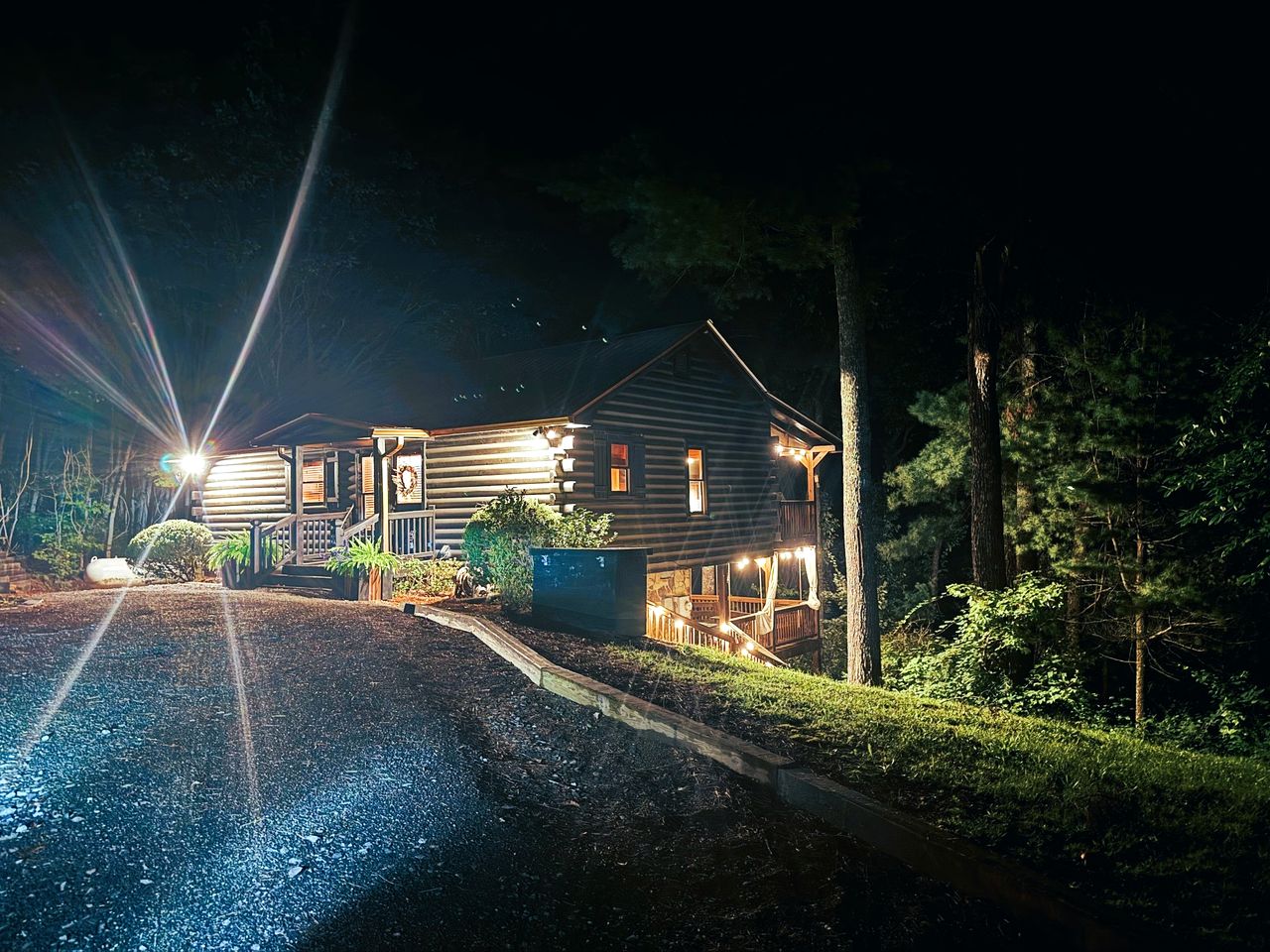 Gorgeous Mountain Cabin with Jacuzzi and Lovely Living Spaces in Georgia