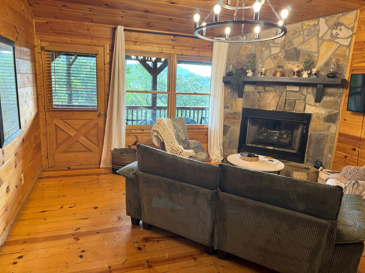 Gorgeous Mountain Cabin with Jacuzzi and Lovely Living Spaces in Georgia