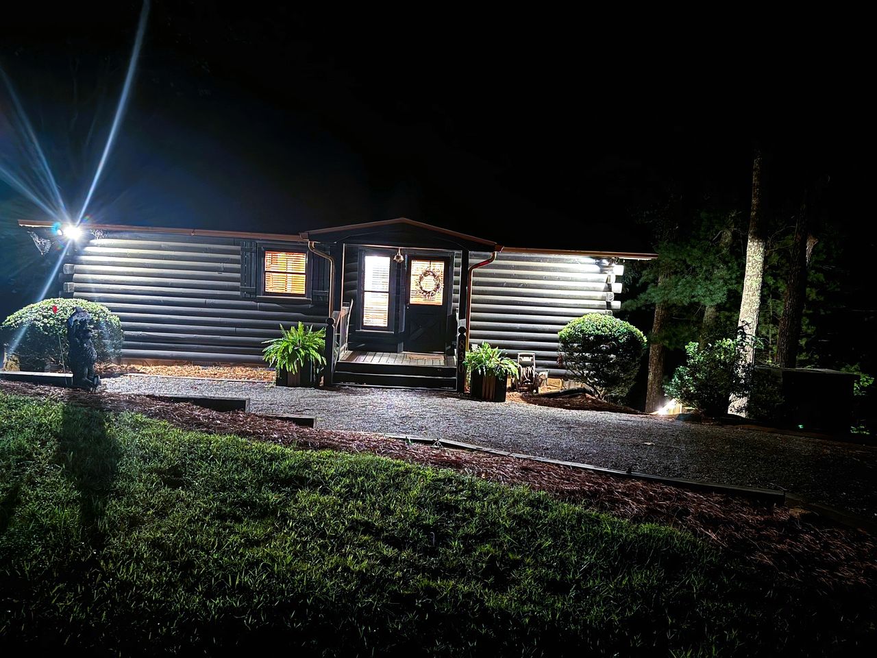 Gorgeous Mountain Cabin with Jacuzzi and Lovely Living Spaces in Georgia