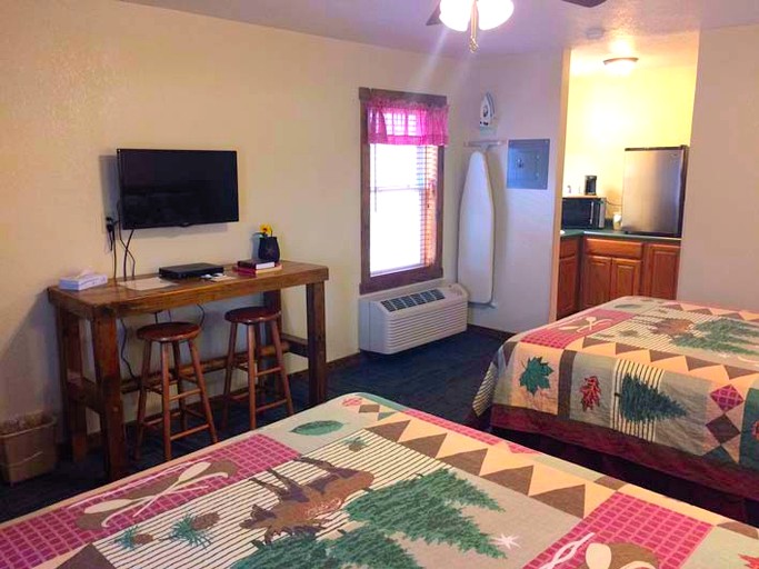 Cabins in Ogallala on Lake McConaughy, NE with two beds.