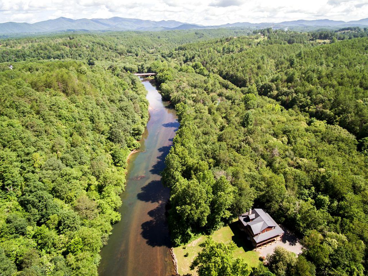 Riverside Cabin Rental in the Nantahala National Forest, Tennessee