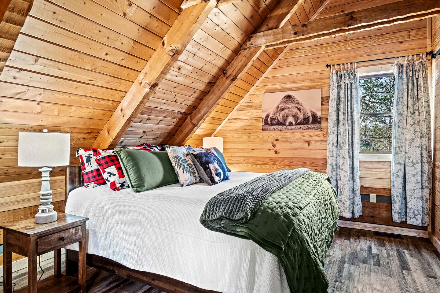 Gorgeous Secluded Cabin with Fire Pit and Barbecue in Sevierville, Tennessee
