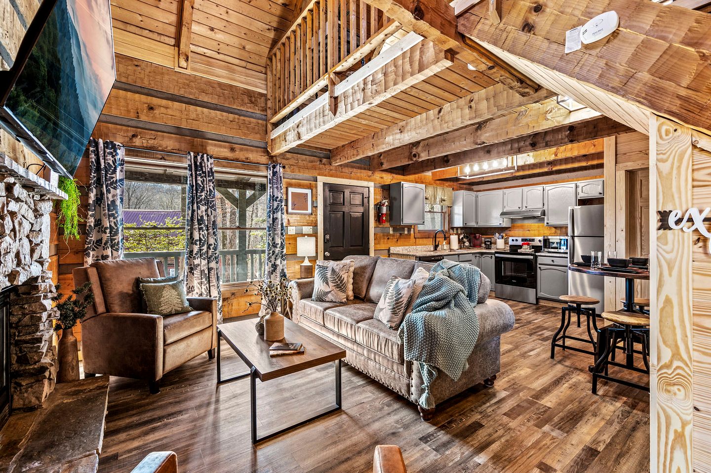 Gorgeous Secluded Cabin with Fire Pit and Barbecue in Sevierville, Tennessee