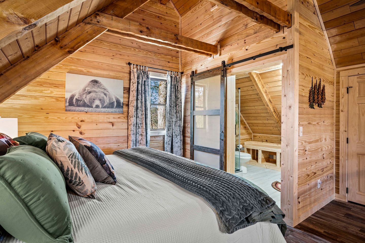 Gorgeous Secluded Cabin with Fire Pit and Barbecue in Sevierville, Tennessee
