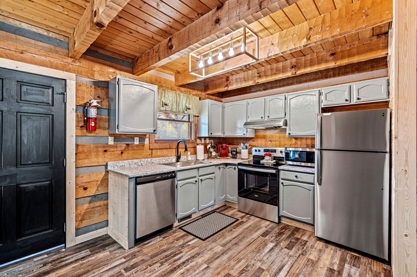 Gorgeous Secluded Cabin with Fire Pit and Barbecue in Sevierville, Tennessee