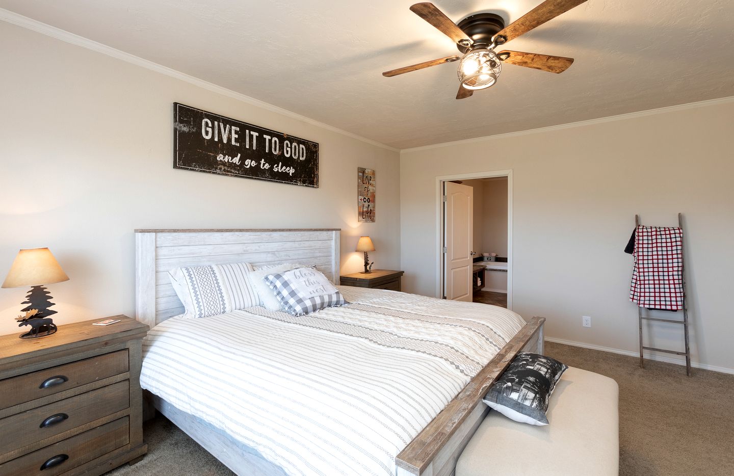 Gorgeous Secluded Villa with Hot-tub, Fire Pit and Games in Etna, Wyoming