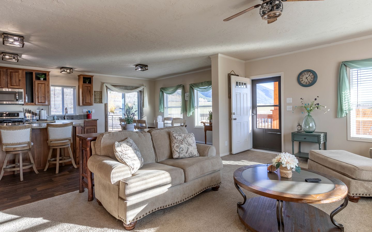 Gorgeous Secluded Villa with Hot-tub, Fire Pit and Games in Etna, Wyoming