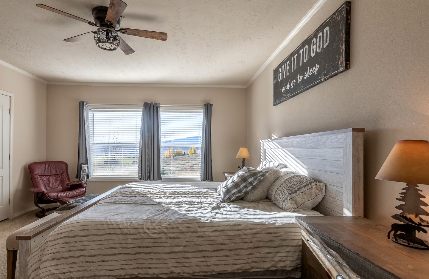 Gorgeous Secluded Villa with Hot-tub, Fire Pit and Games in Etna, Wyoming