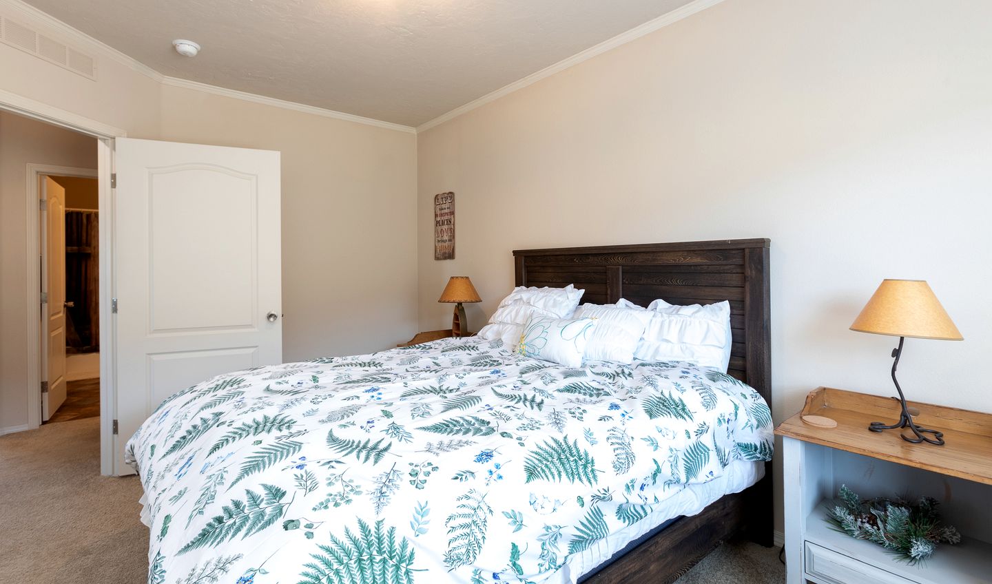 Gorgeous Secluded Villa with Hot-tub, Fire Pit and Games in Etna, Wyoming