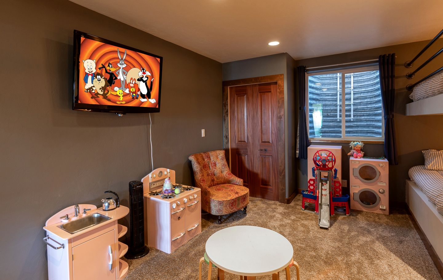 Gorgeous Secluded Villa with Hot-tub, Fire Pit and Games in Etna, Wyoming