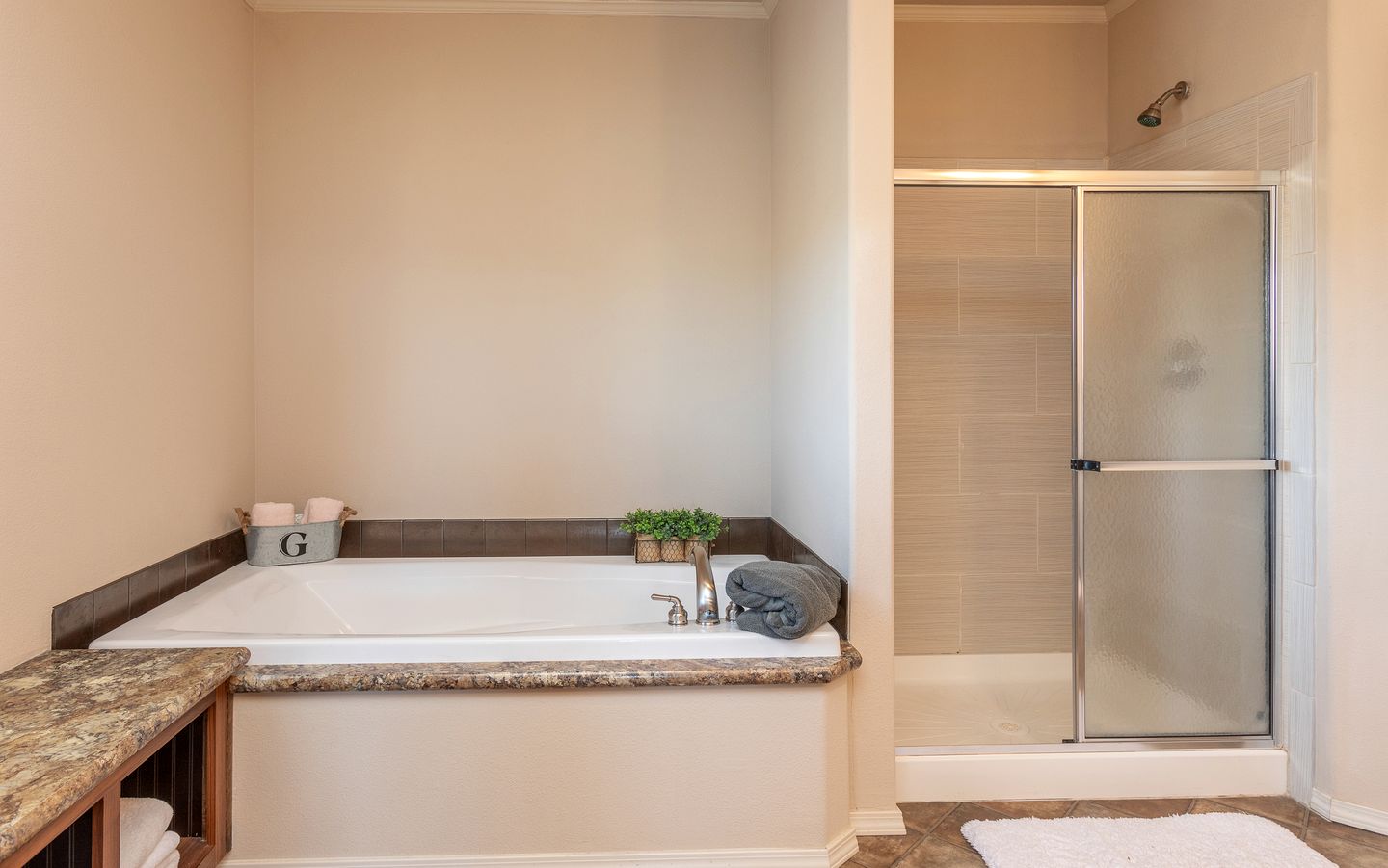 Gorgeous Secluded Villa with Hot-tub, Fire Pit and Games in Etna, Wyoming