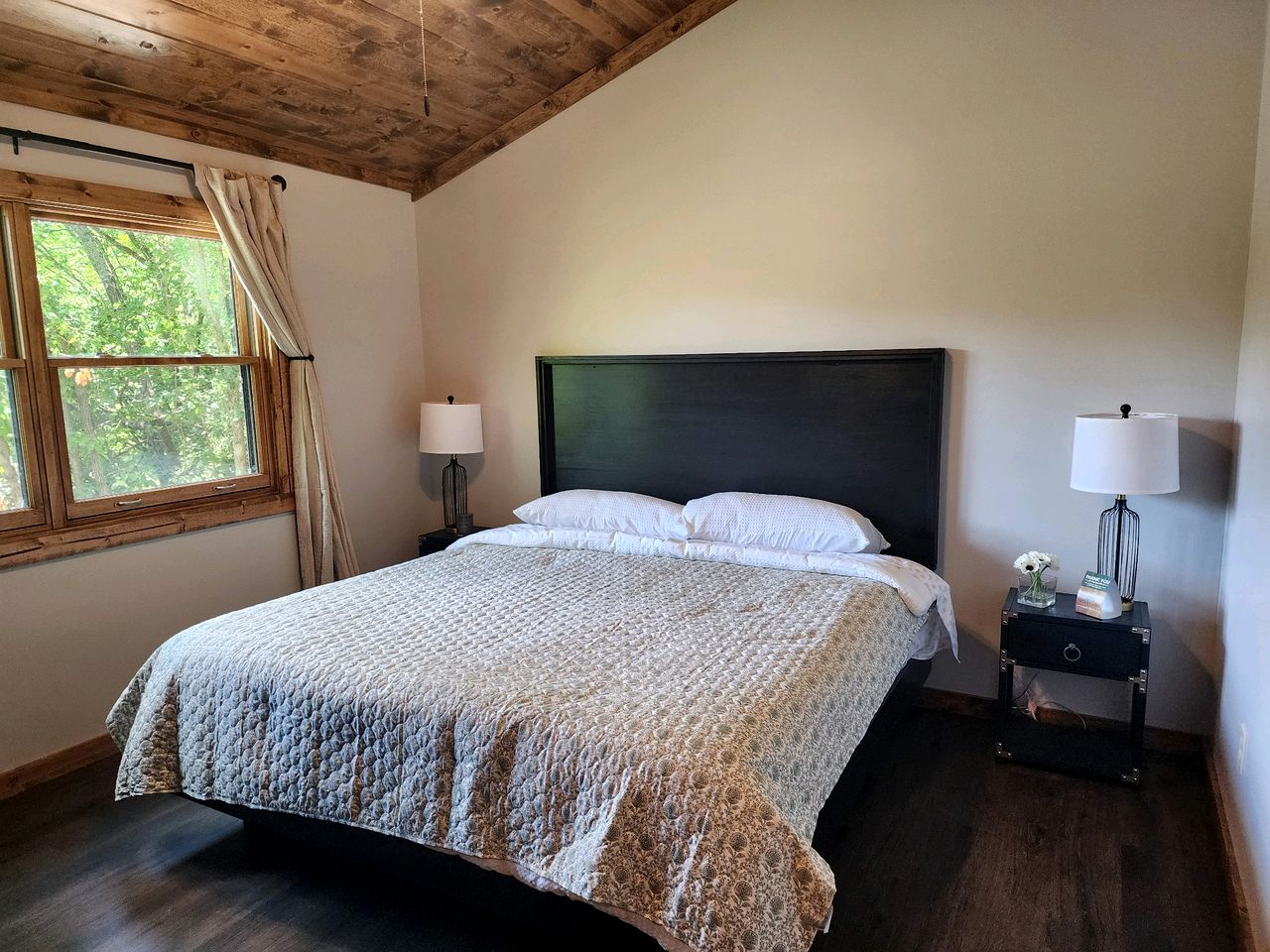 Gorgeous Secluded Wooden Cabin in Carbondale, Illinois