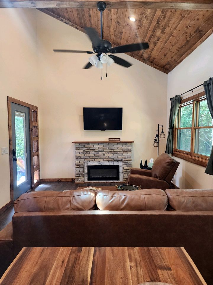 Gorgeous Secluded Wooden Cabin in Carbondale, Illinois