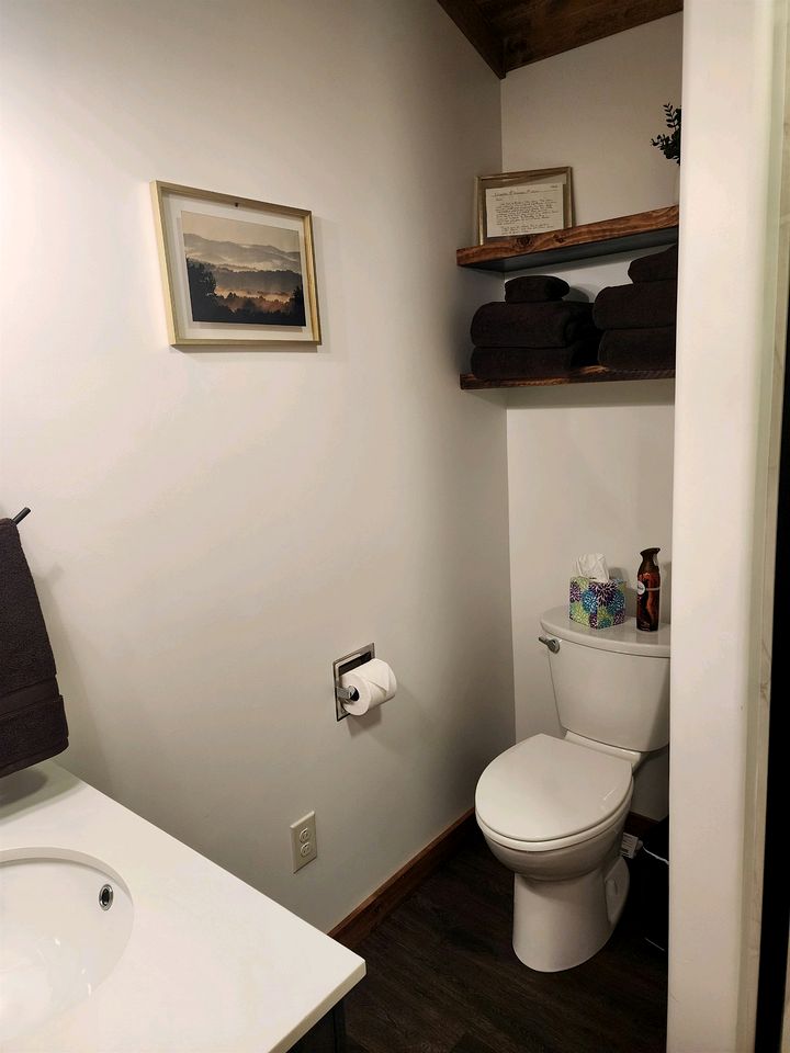 Gorgeous Secluded Wooden Cabin in Carbondale, Illinois