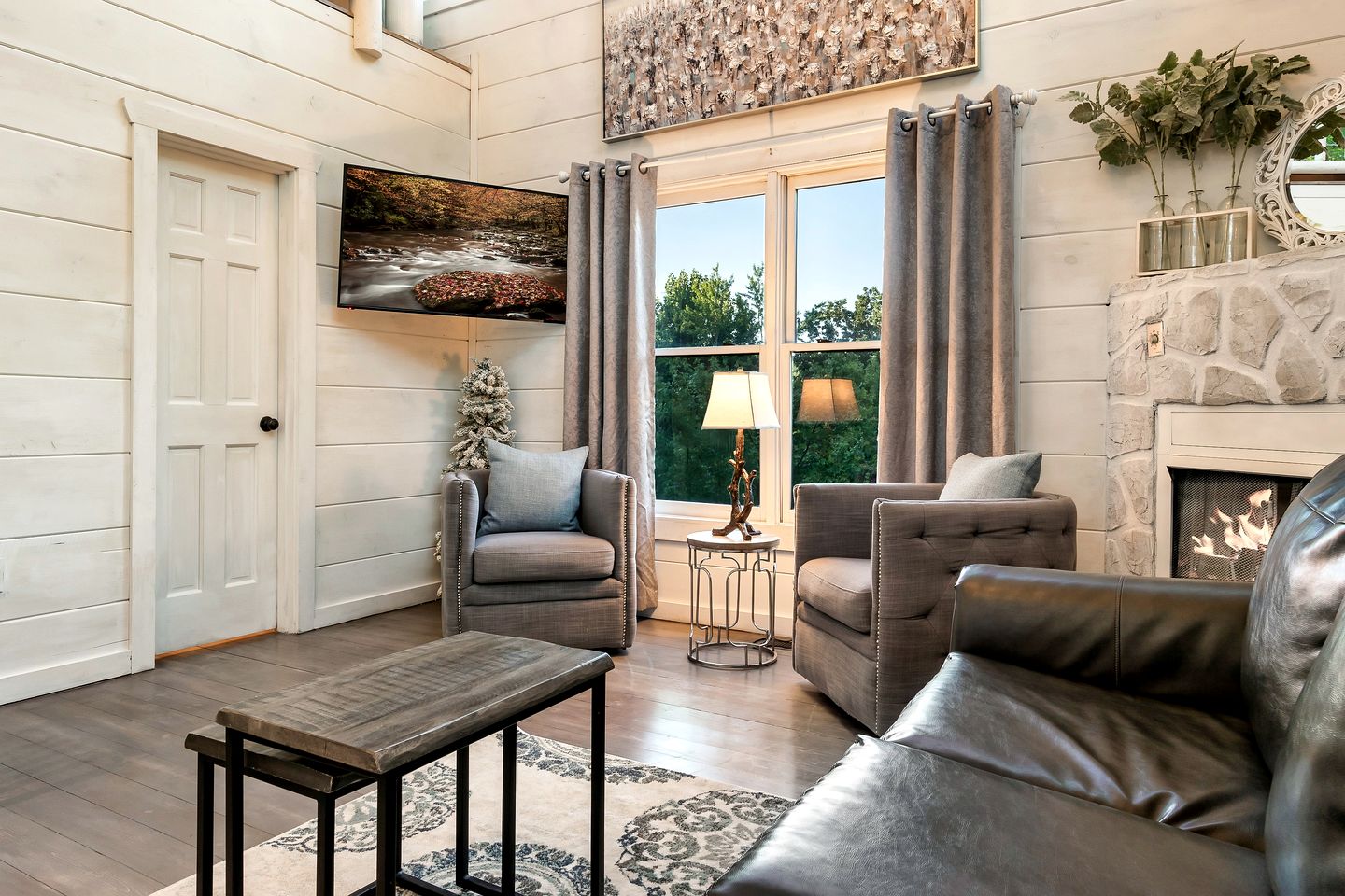 Gorgeous Secluded Wooden Cabin with Hot-tub and Pool Table in Sevierville, Tennessee