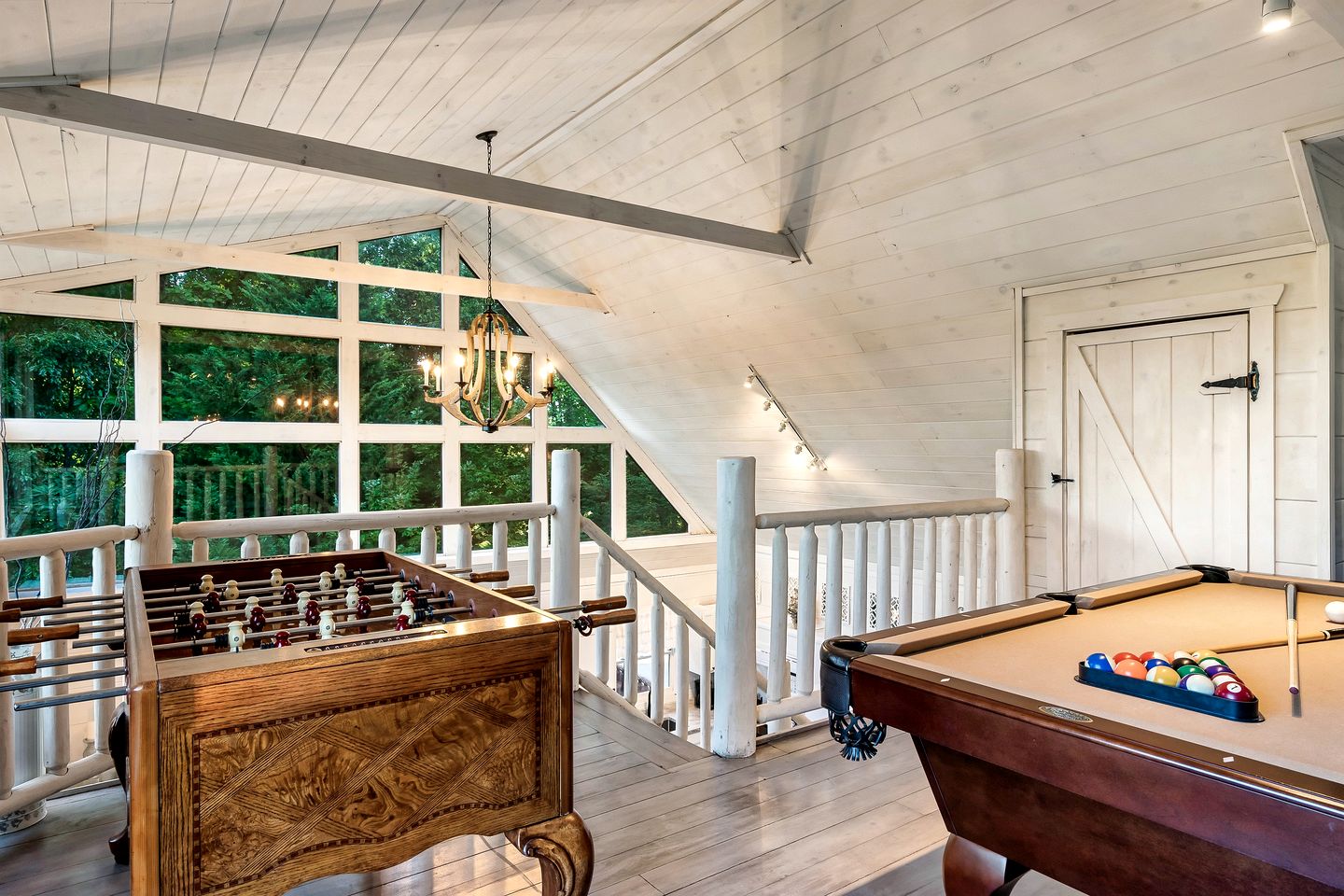 Gorgeous Secluded Wooden Cabin with Hot-tub and Pool Table in Sevierville, Tennessee
