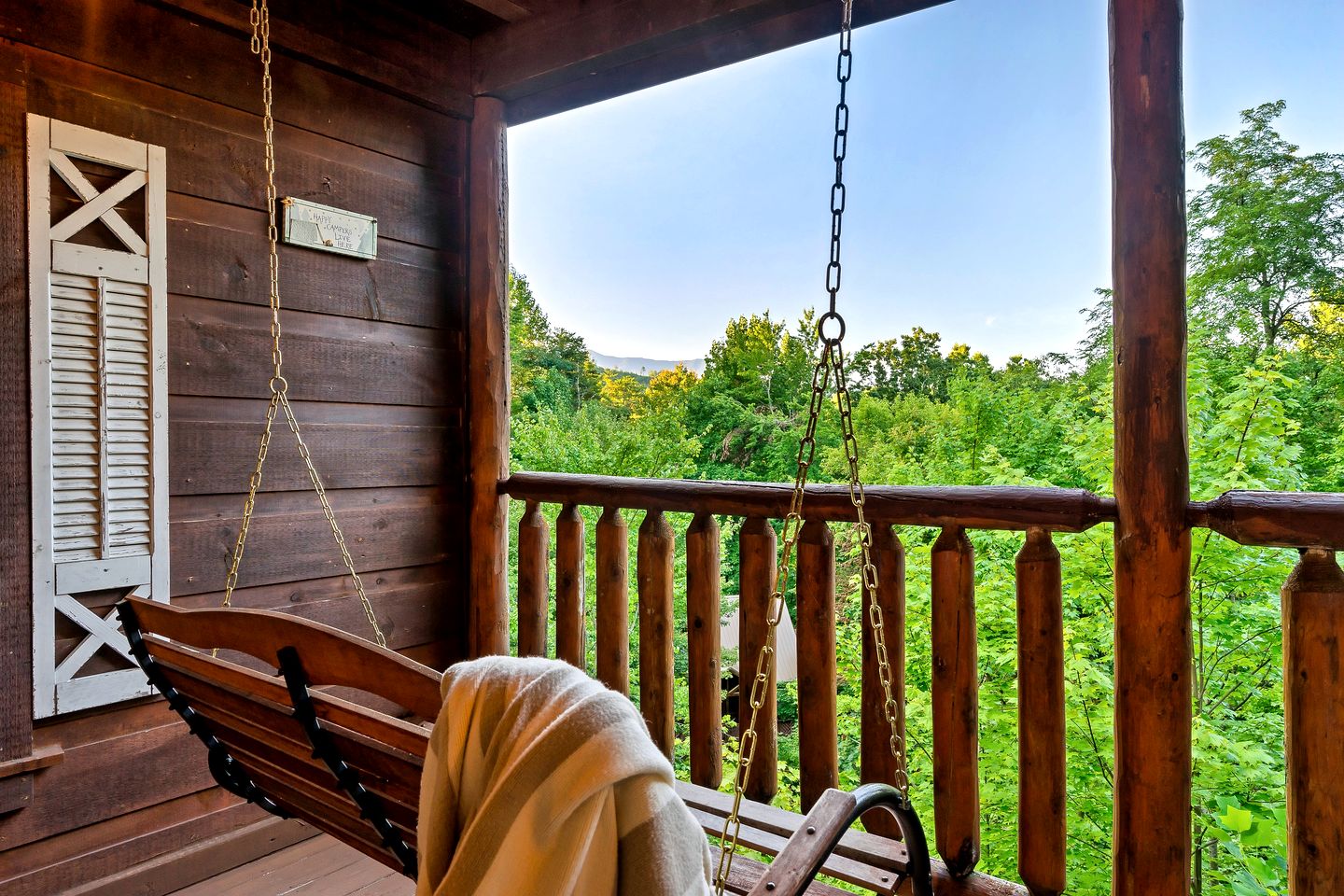 Gorgeous Secluded Wooden Cabin with Hot-tub and Pool Table in Sevierville, Tennessee