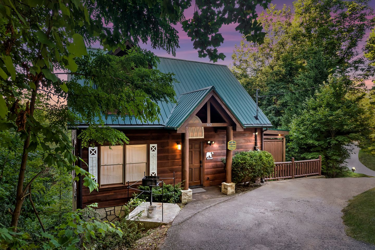 Gorgeous Secluded Wooden Cabin with Hot-tub and Pool Table in Sevierville, Tennessee