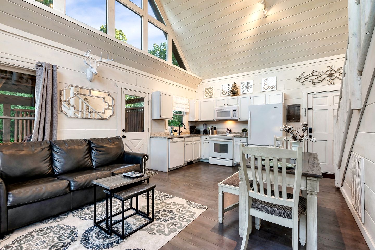 Gorgeous Secluded Wooden Cabin with Hot-tub and Pool Table in Sevierville, Tennessee