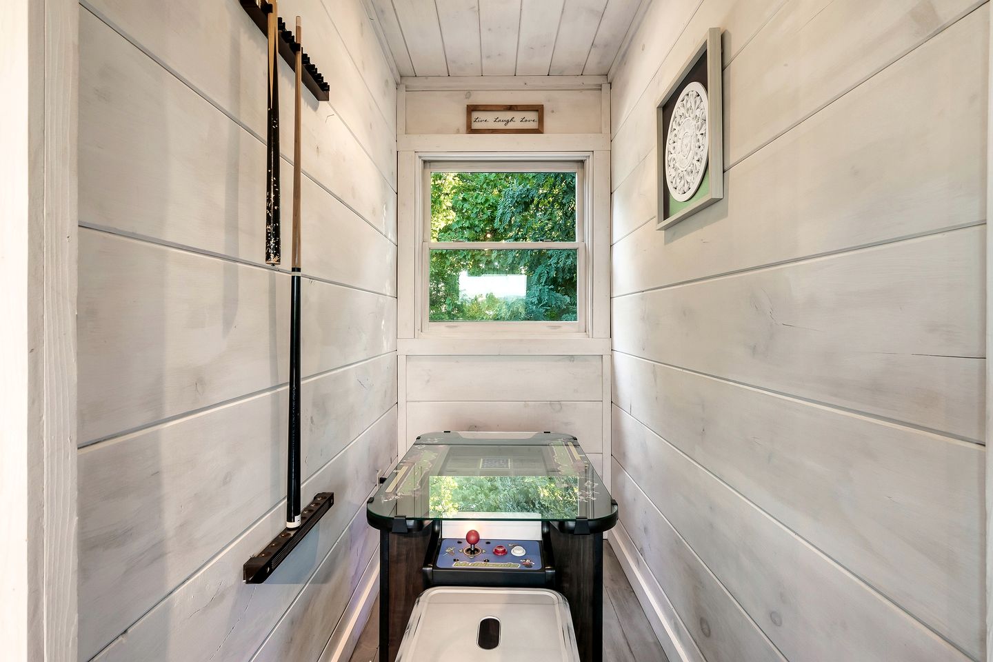 Gorgeous Secluded Wooden Cabin with Hot-tub and Pool Table in Sevierville, Tennessee