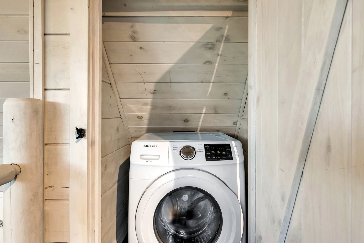 Gorgeous Secluded Wooden Cabin with Hot-tub and Pool Table in Sevierville, Tennessee