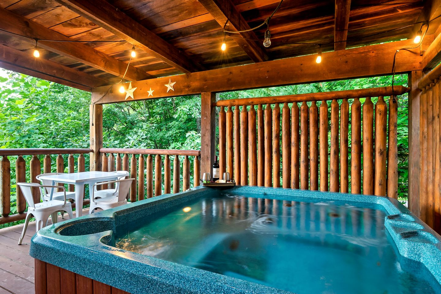 Gorgeous Secluded Wooden Cabin with Hot-tub and Pool Table in Sevierville, Tennessee