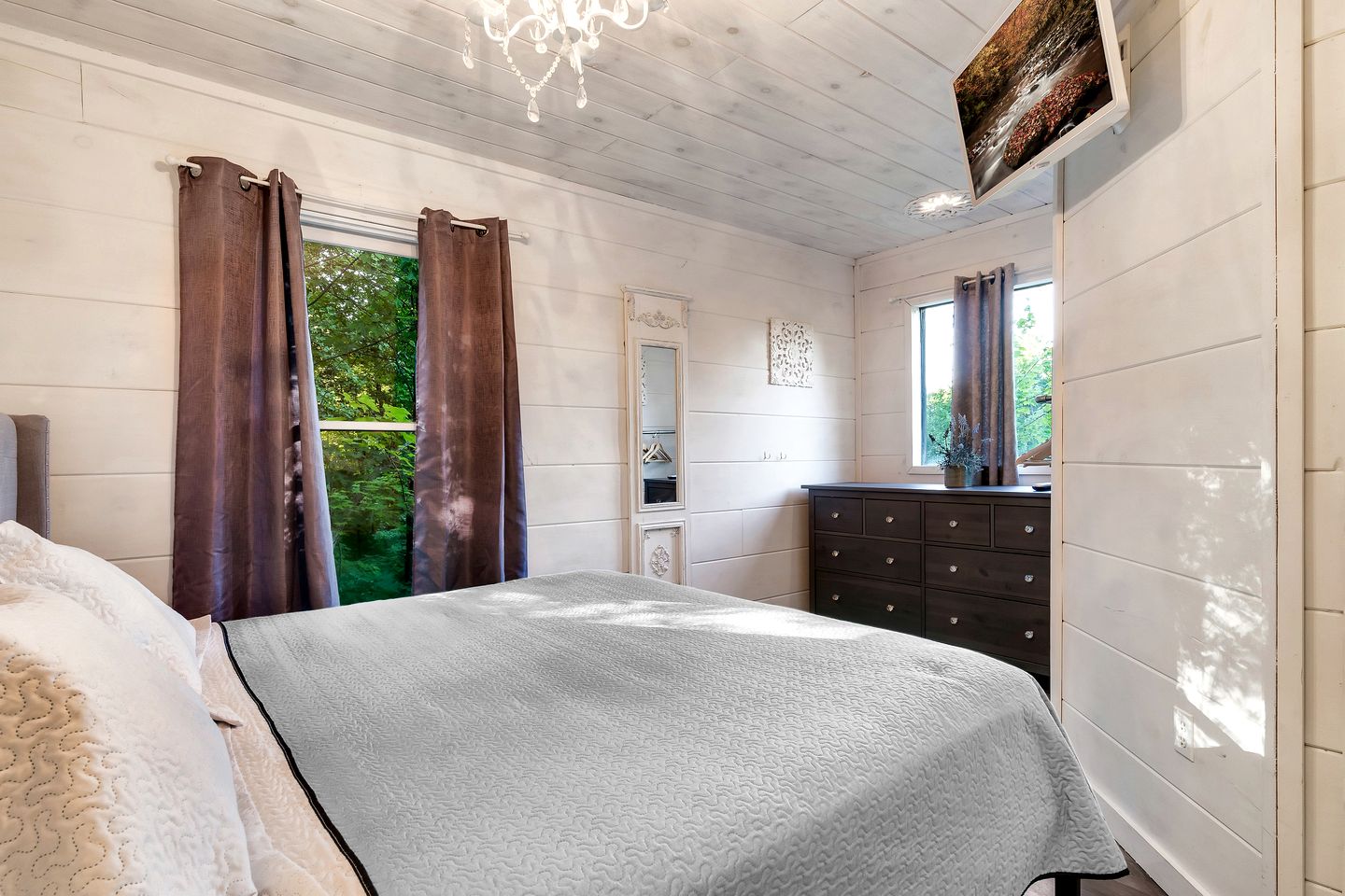 Gorgeous Secluded Wooden Cabin with Hot-tub and Pool Table in Sevierville, Tennessee