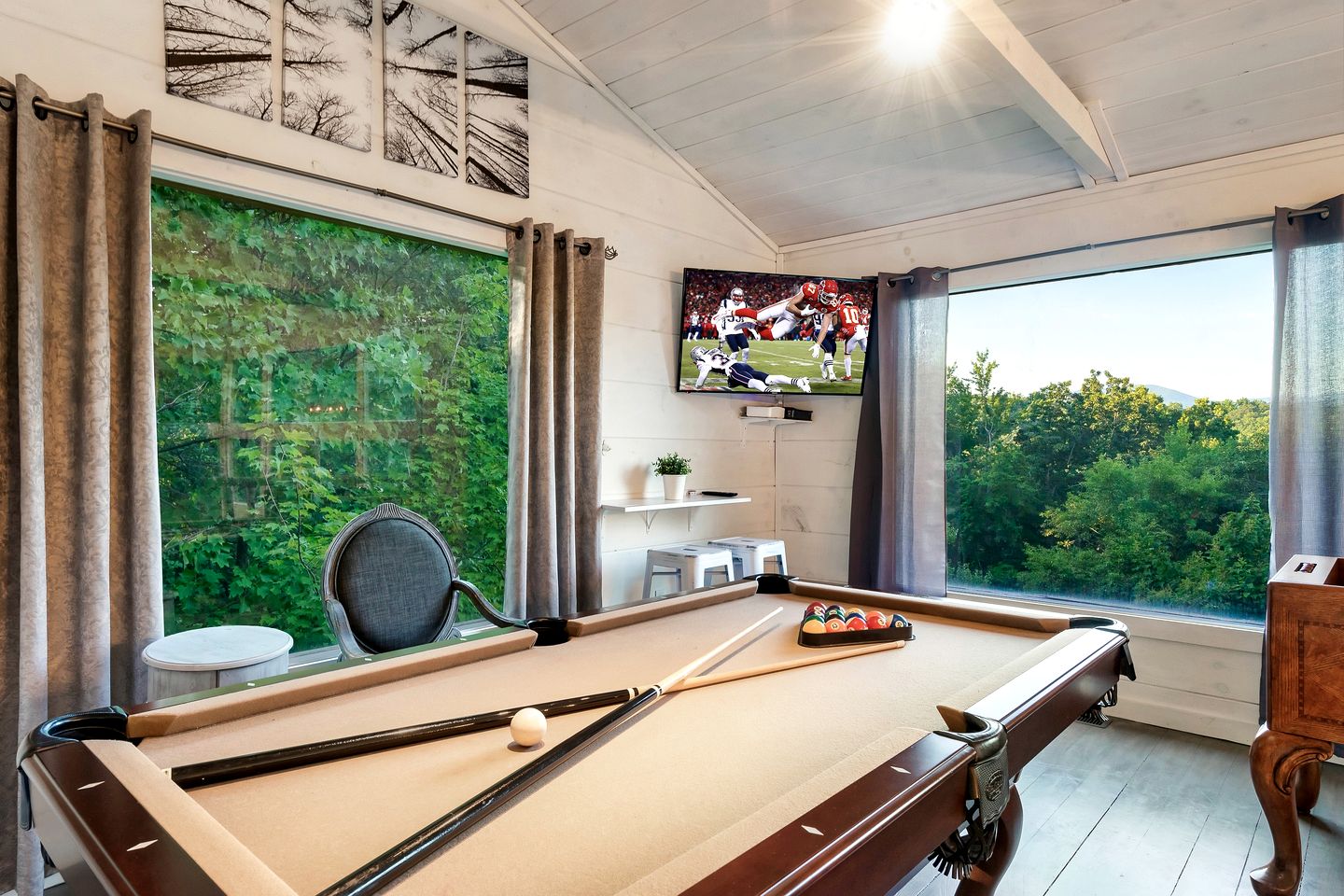 Gorgeous Secluded Wooden Cabin with Hot-tub and Pool Table in Sevierville, Tennessee