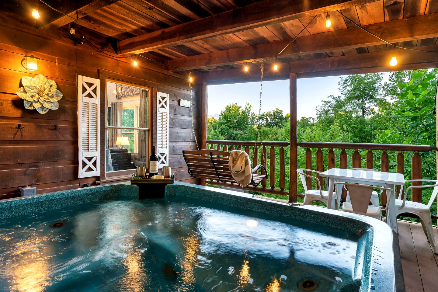 Gorgeous Secluded Wooden Cabin with Hot-tub and Pool Table in Sevierville, Tennessee