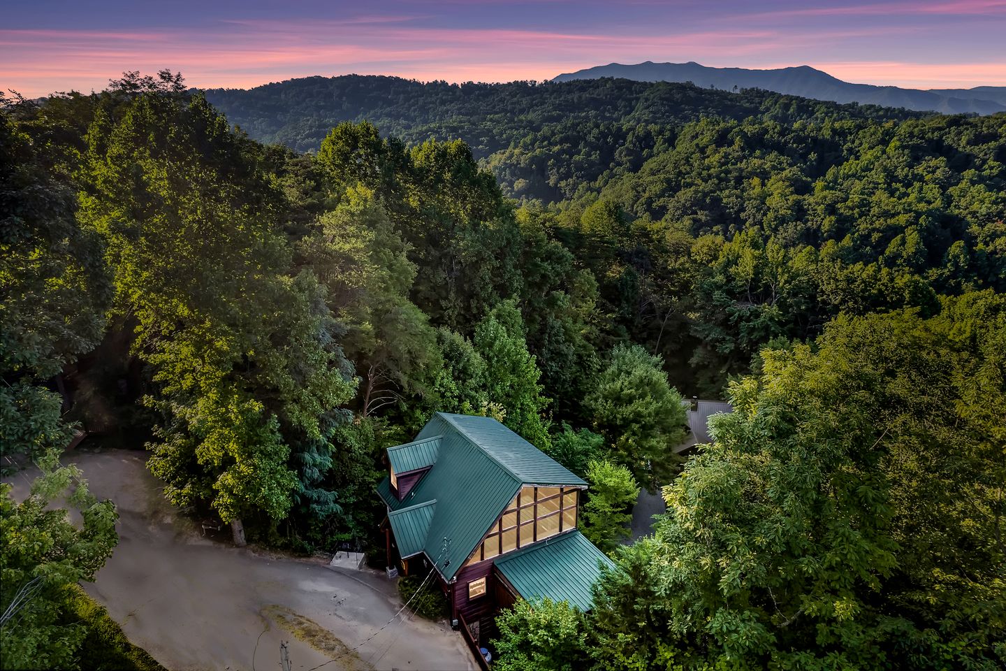 Gorgeous Secluded Wooden Cabin with Hot-tub and Pool Table in Sevierville, Tennessee