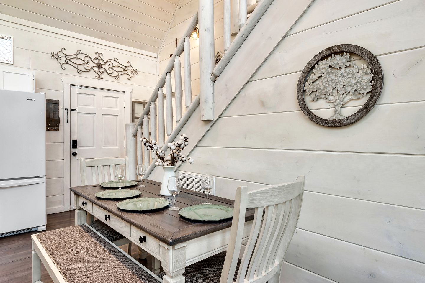 Gorgeous Secluded Wooden Cabin with Hot-tub and Pool Table in Sevierville, Tennessee