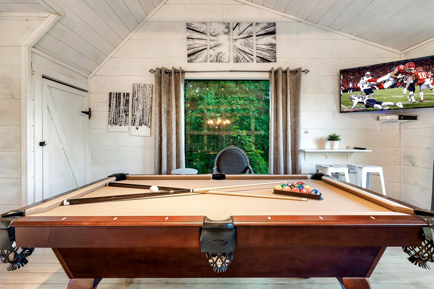 Gorgeous Secluded Wooden Cabin with Hot-tub and Pool Table in Sevierville, Tennessee